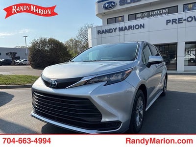 2025 Toyota Sienna LE 8 Passenger