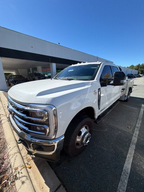 2026 Ford Super Duty F-350 DRW Chassis Cab LARIAT