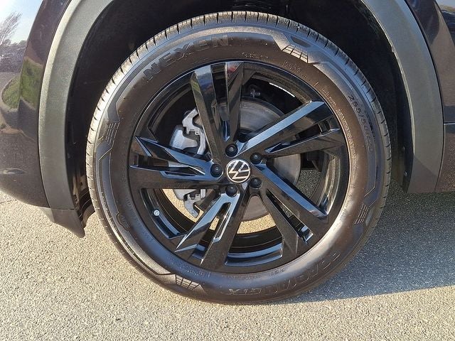 2025 Volkswagen Atlas Cross Sport 2.0T SEL R-Line Black