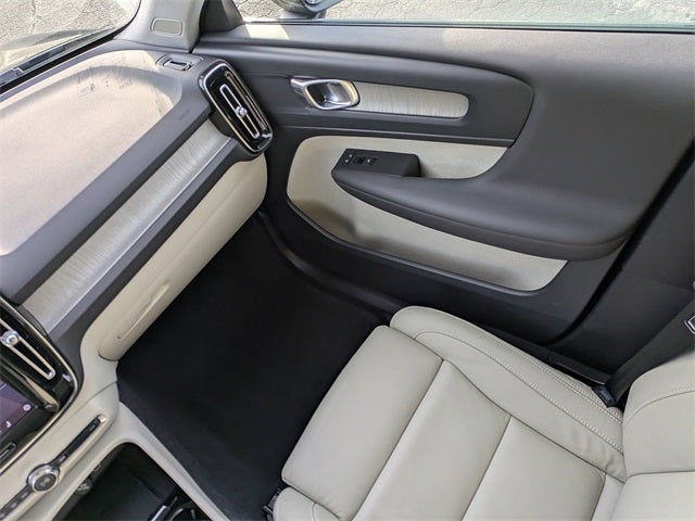 2023 Volvo XC40 B5 Plus Dark Theme