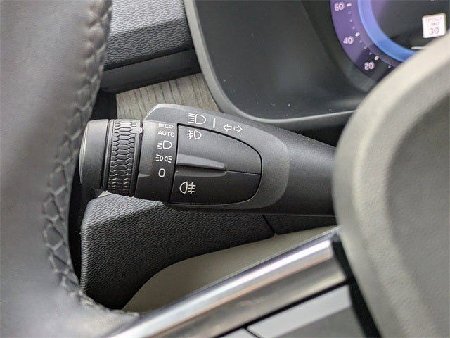 2023 Volvo XC40 B5 Plus Dark Theme