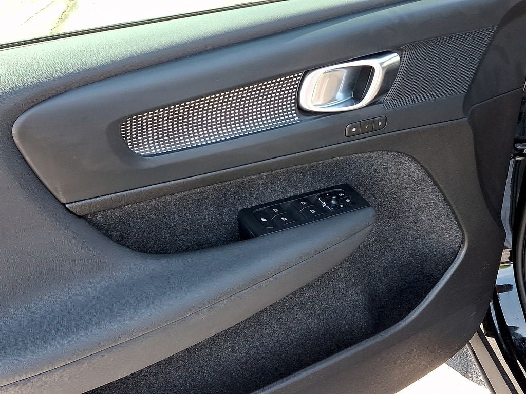 2024 Volvo XC40 B5 Plus Dark Theme