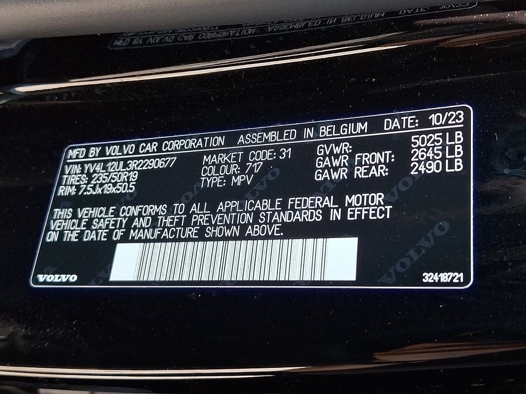 2024 Volvo XC40 B5 Plus Dark Theme